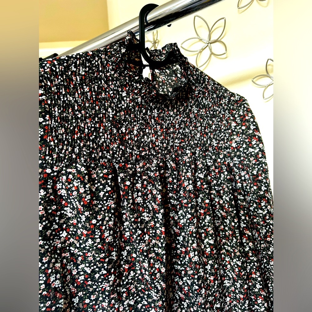 Beautiful size XS flowery top, only worn twice like new